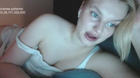 Snapshot of foxfrromearth chatting on 11-23-25, 03:12 i am your baby Alien online show from 11-23-25, 03:12
