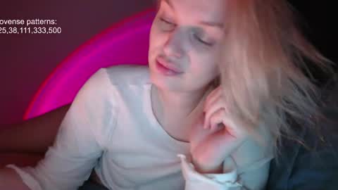 Snapshot of foxfrromearth chatting on 11-25-25, 02:39 i am your baby Alien online show from 11-25-25, 02:39