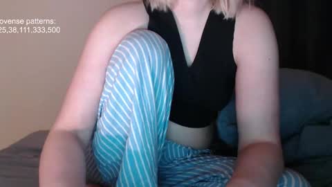 Snapshot of foxfrromearth chatting on 11-27-25, 12:46 i am your baby Alien online show from 11-27-25, 12:46
