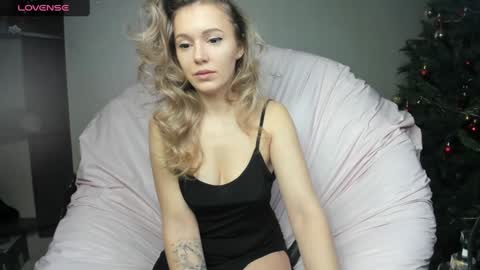 Snapshot of foxy_blond chatting on 12-25-24, 09:13 Foxy online show from 12-25-24, 09:13