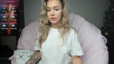 Snapshot of foxy_blond chatting on 12-26-24, 09:11 Foxy online show from 12-26-24, 09:11