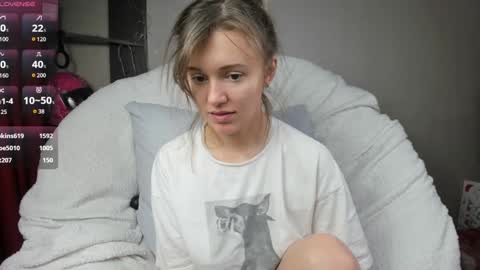 Snapshot of foxy_blond chatting on 02-06-25, 06:29 Foxy online show from 02-06-25, 06:29