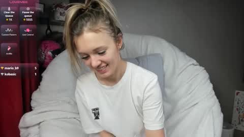 Snapshot of foxy_blond chatting on 02-22-25, 03:23 Foxy online show from 02-22-25, 03:23