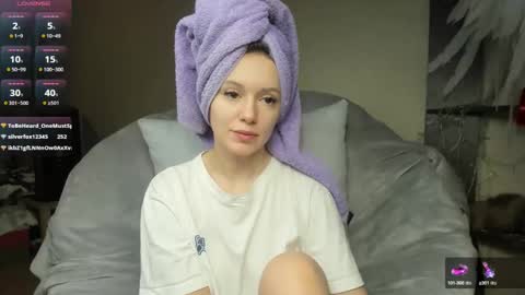 Snapshot of foxy_blond chatting on 03-06-25, 10:41 Foxy online show from 03-06-25, 10:41