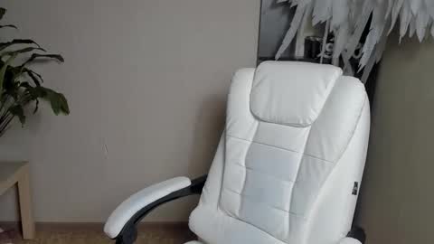 Snapshot of foxy_blond chatting on 09-10-25, 12:21 Foxy online show from 09-10-25, 12:21