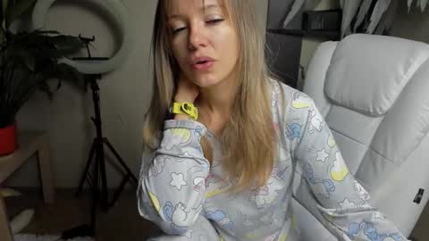 Snapshot of foxy_blond chatting on 09-18-25, 12:23 Foxy online show from 09-18-25, 12:23