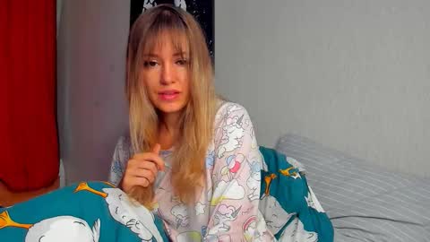 Snapshot of foxy_blond chatting on 09-19-25, 12:23 Foxy online show from 09-19-25, 12:23