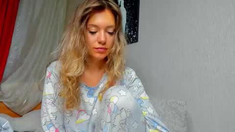 Snapshot of foxy_blond chatting on 09-30-25, 12:15 Foxy online show from 09-30-25, 12:15