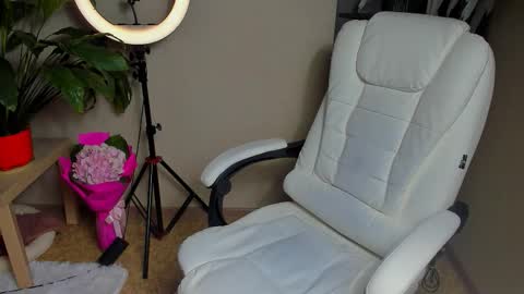 Snapshot of foxy_blond chatting on 10-06-25, 12:19 Foxy online show from 10-06-25, 12:19