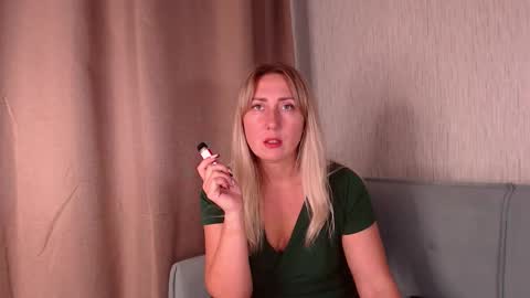 Snapshot of foxydiamond2020 chatting on 10-05-25, 02:26 Milena online show from 10-05-25, 02:26