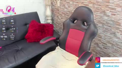 Snapshot of francesca_bbw chatting on 02-12-25, 07:34 online show from 02-12-25, 07:34