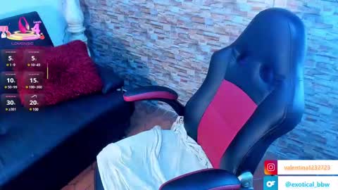 Snapshot of francesca_bbw chatting on 02-22-25, 10:20 online show from 02-22-25, 10:20