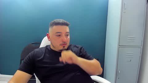 Snapshot of francoisroy chatting on 12-23-24, 03:50 Juan online show from 12-23-24, 03:50