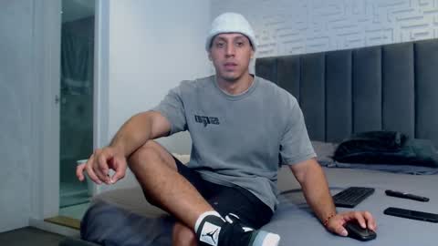 Snapshot of frank_heaven_shore chatting on 02-23-25, 02:51 Frank online show from 02-23-25, 02:51