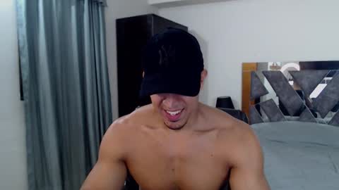 Snapshot of frank_heaven_shore chatting on 10-20-25, 01:06 Frank online show from 10-20-25, 01:06