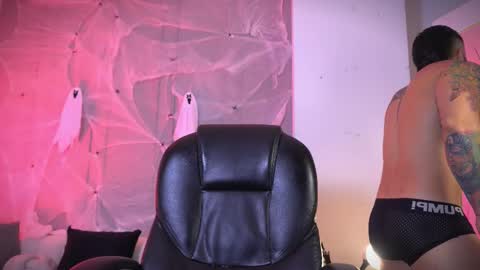 Snapshot of frankfarrellx chatting on 11-02-25, 04:15 Frank Farrell. Hey remember to give me a thumbs up Ty online show from 11-02-25, 04:15