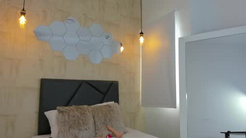 Snapshot of fransheska_mon chatting on 02-19-25, 05:27 Fransheska online show from 02-19-25, 05:27