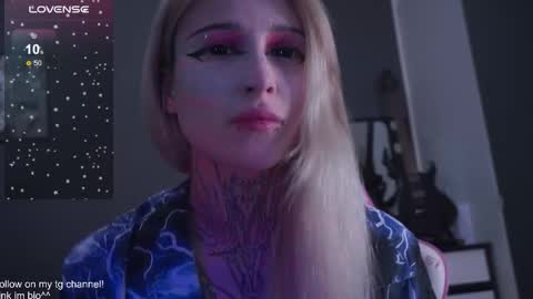 Snapshot of fraulein_mooon chatting on 11-18-25, 12:16 Asya UwU online show from 11-18-25, 12:16