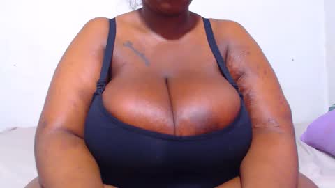 Snapshot of freakyboobsxx chatting on 12-30-24, 10:55 Kimmy online show from 12-30-24, 10:55