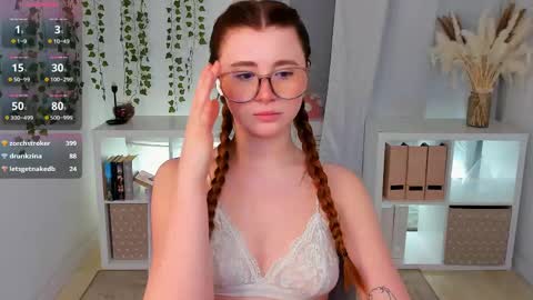 Snapshot of freckle_diyana chatting on 03-08-25, 03:17 Diyana online show from 03-08-25, 03:17