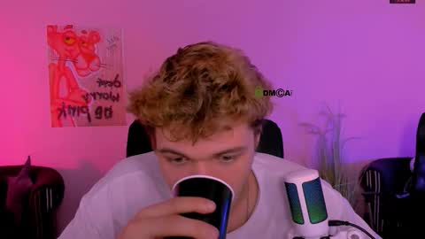 Snapshot of fred_strong chatting on 12-17-25, 09:48 Freddy online show from 12-17-25, 09:48