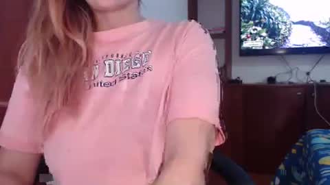 Snapshot of freyjashine_x chatting on 05-15-26, 11:06 FREYJA LOREN online show from 05-15-26, 11:06