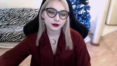 Snapshot of fromsun_forsoul chatting on 12-28-24, 06:28 Lilith online show from 12-28-24, 06:28