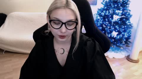 Snapshot of fromsun_forsoul chatting on 01-09-25, 06:06 Lilith online show from 01-09-25, 06:06