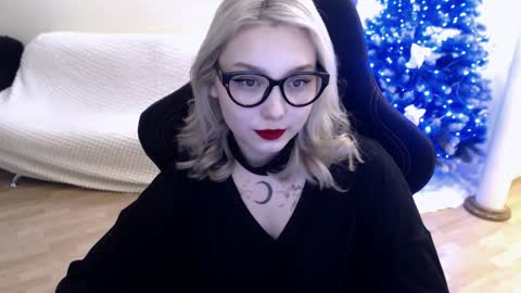 Snapshot of fromsun_forsoul chatting on 01-10-25, 10:17 Lilith online show from 01-10-25, 10:17