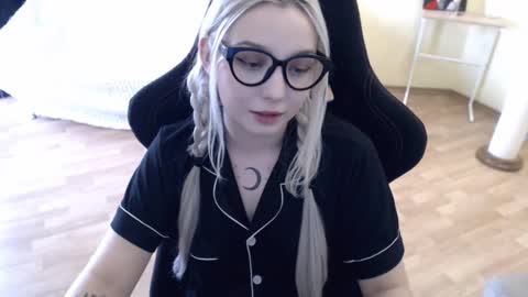 Snapshot of fromsun_forsoul chatting on 02-20-25, 11:09 Lilith online show from 02-20-25, 11:09