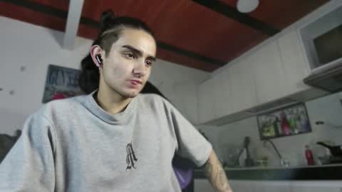 Snapshot of fuck_star_boy chatting on 11-18-25, 11:48 Jhonny online show from 11-18-25, 11:48