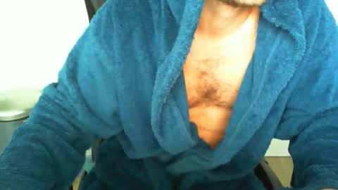 Snapshot of funnyeucouple chatting on 10-01-25, 08:20 YWhiteNiceMan online show from 10-01-25, 08:20