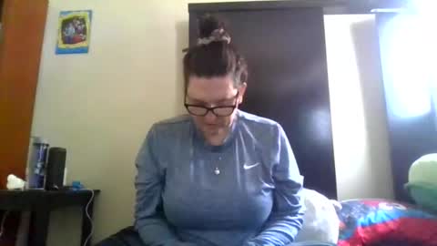 fuzzypeaches87 online show from 03-12-26, 07:20