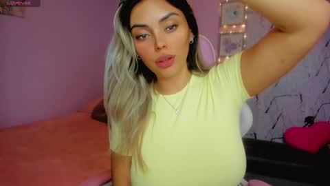 Snapshot of gabby_prieto chatting on 06-19-26, 01:32 Gaby online show from 06-19-26, 01:32