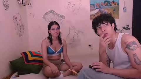 Snapshot of gaia_16 chatting on 03-09-26, 08:24 Gaia y Clayde online show from 03-09-26, 08:24