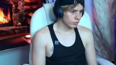 Snapshot of gemdominus chatting on 12-23-25, 01:25 Gem Dominus online show from 12-23-25, 01:25