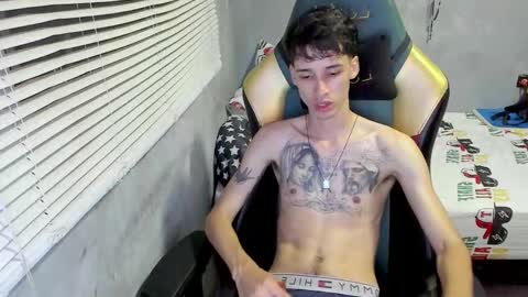 Snapshot of gendo_05 chatting on 12-01-25, 10:59 GENDO online show from 12-01-25, 10:59