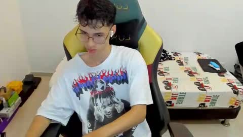 Snapshot of gendo_05 chatting on 02-09-26, 10:47 GENDO online show from 02-09-26, 10:47