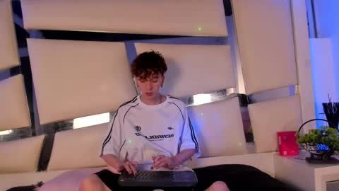 Snapshot of genesis_js chatting on 11-21-25, 04:55 genesis_js online show from 11-21-25, 04:55