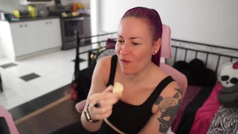Snapshot of gennyrock chatting on 02-19-25, 04:33 Genny Rock and online show from 02-19-25, 04:33
