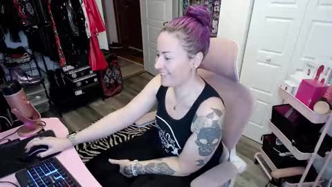 Snapshot of gennyrock chatting on 09-20-25, 12:33 Genny Rock and online show from 09-20-25, 12:33
