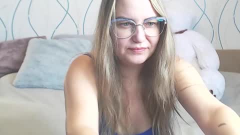 Snapshot of gentle69girl chatting on 11-24-25, 06:35 Alice online show from 11-24-25, 06:35