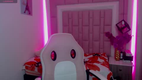 Snapshot of georgesmith_1 chatting on 12-18-24, 09:04 GEORGE online show from 12-18-24, 09:04