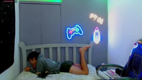 Snapshot of georgesmith_1 chatting on 12-23-24, 08:33 GEORGE online show from 12-23-24, 08:33