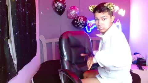 Snapshot of georgesmith_1 chatting on 01-08-25, 01:00 GEORGE online show from 01-08-25, 01:00