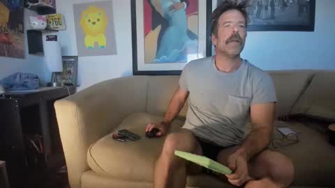 Snapshot of getsnatty chatting on 10-19-25, 05:35 GetsNatty online show from 10-19-25, 05:35