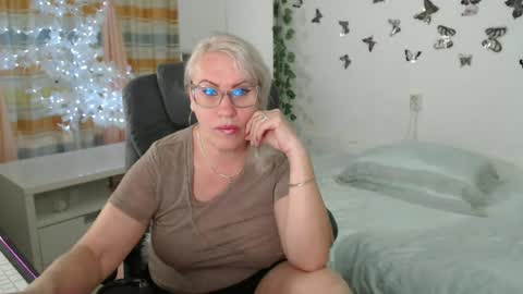 Snapshot of ghertrudequeen chatting on 06-17-26, 04:37 Ghertrudequeen online show from 06-17-26, 04:37