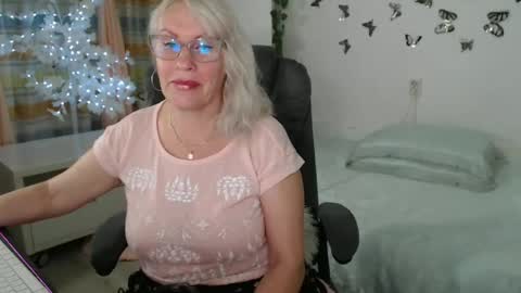 Snapshot of ghertrudequeen chatting on 06-19-26, 04:17 Ghertrudequeen online show from 06-19-26, 04:17