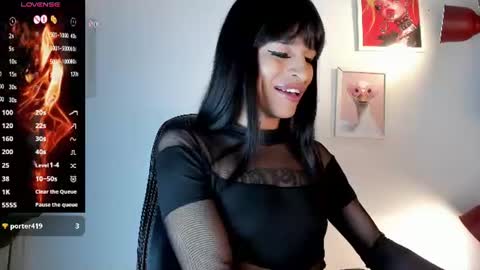 Gia  Please help me with your thumbs up its important   online show from 07-25-26, 12:03
