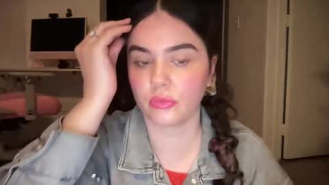 Snapshot of gia_is_horny chatting on 12-19-24, 12:34 The Queen of Squirt online show from 12-19-24, 12:34